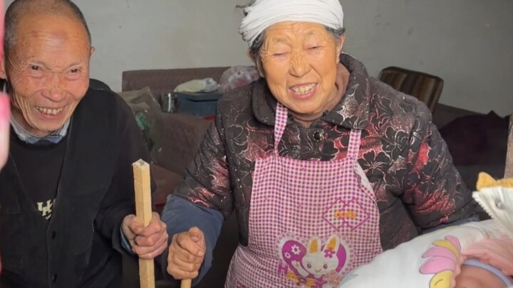 Hôm nay cuối cùng tôi cũng đưa được một cô gái thời đi học về nhà. Tôi đã vô số lần mơ thấy cảnh này