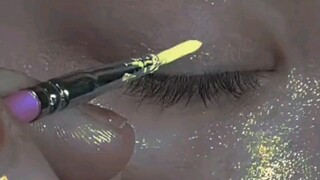 Benarkah sehalus ini? Membuat garis mata dengan satu goresan