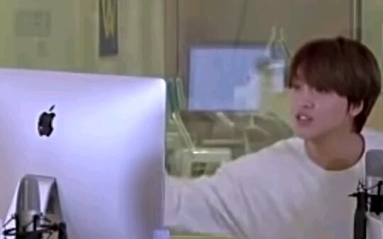 【NCT】Tiba-tiba paham kenapa meski ponselnya sudah penuh goresan tetap nggak diganti-ganti