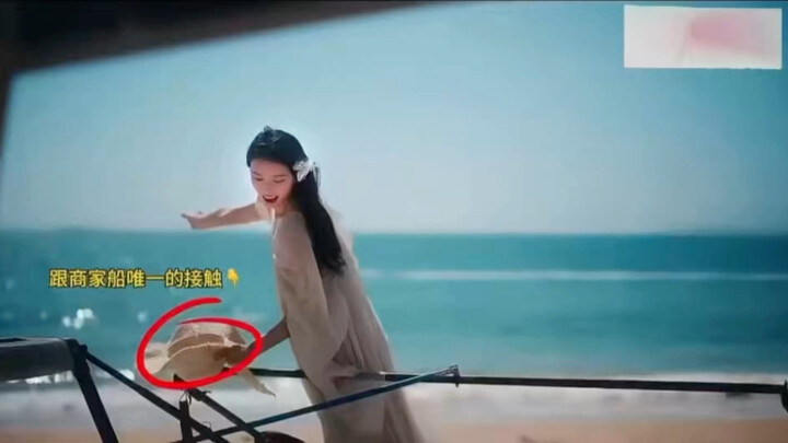 A netizen was taking photos with his girlfriend on Sanya’s beach when, after she touched a sailboat,