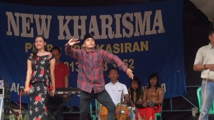 Kocak....!!! gara - gara orang ini joget di pentas, penyanyi hilang konsentrasi