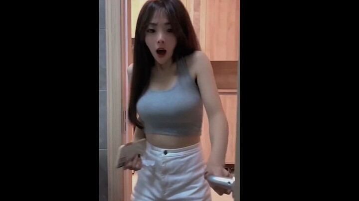 Anh... Sao anh không khóa cửa...