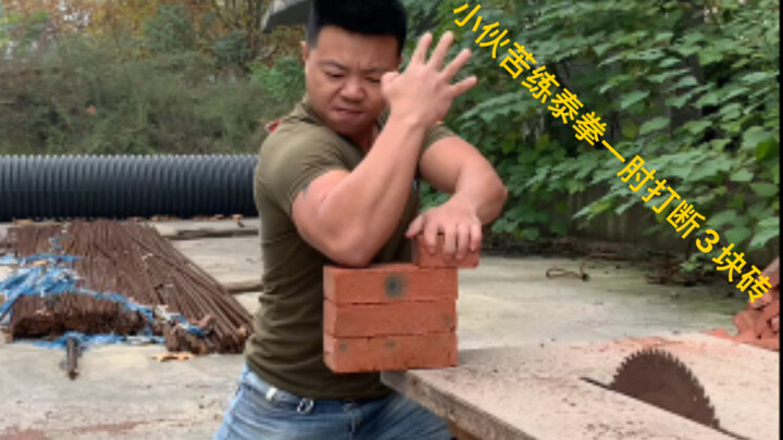 Jagoan kungfu gila berlatih keras dengan telapak pasir besi, menantang para pakar fisika
