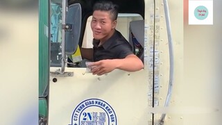 Vô tình gặp nhau trên đường, tài xế có 'HÀNH ĐỘNG' khiến tất cả 'ẤM LÒNG' #lifestyle