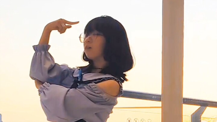 Mày nhảy mà xoay người như cái cột điện, thà cắt luôn nửa thân dưới rồi làm video nhảy tay cho gọn l