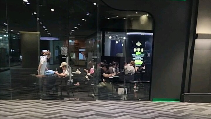 Warnet kelas atas Thailand seharga 10 yuan, habis main internet langsung makan mie instan ala restor