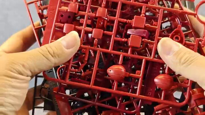 Bagaimana rasanya merakit 100 Zakus sekaligus? Char's Zaku 2 juga ada di sini, bagaimana kalau 100 s