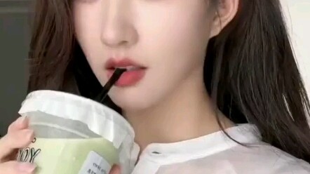 Liu Xening takes on the cup-clinking relay challenge—there are just too many people in Sister's Mome