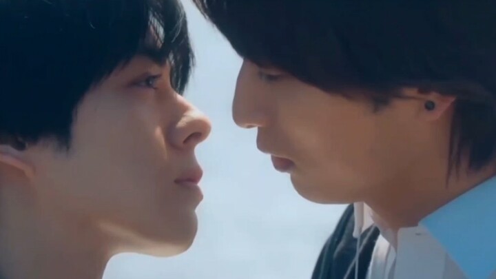 Lại hôn nữa rồi! Tiểu Khảm, cô chiều chuộng anh ta quá!