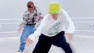 นายแบบ Xixi ยังได้บันทึกการซ้อมเต้นของเขาในเวอร์ชัน TikTok ด้วย (การดึงกางเกงขึ้นและหัวเราะนั้นช่างเ