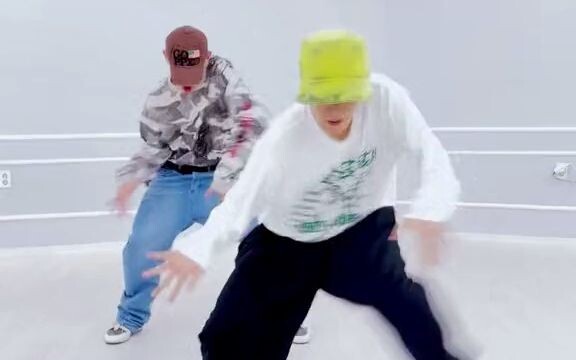 นายแบบ Xixi ยังได้บันทึกการซ้อมเต้นของเขาในเวอร์ชัน TikTok ด้วย (การดึงกางเกงขึ้นและหัวเราะนั้นช่างเ