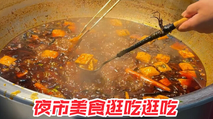 咱们安徽的牛肉板面配上这个小辣椒 加上咱们淮南的特产豆干绝完了！捞汁小海鲜汤是灵魂下次整点泡面放进去~榴莲饼料真的够足 面饼也是手工制作 真的满足~