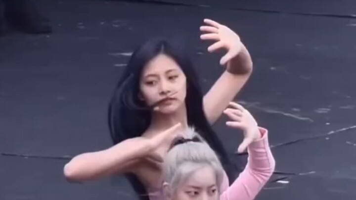 Ziyu is beautiful even without makeup.