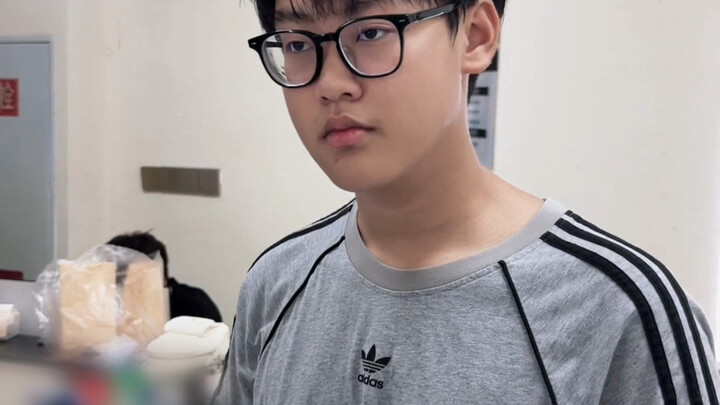 Akhirnya adik laki-lakiku berganti kostum, lebih ganteng dariku!