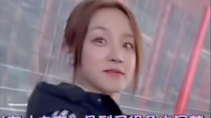 A fan got really close and used their ultimate move, and Song Yiqi got jealous.