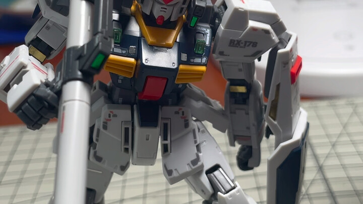 Brengsek! Gundam-ku, dia masih hidup (╯°Д°)╯
