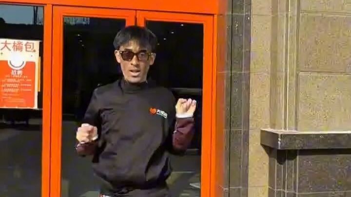 This big orange bag is sweeping me off my feet—I might break my vow again 😍