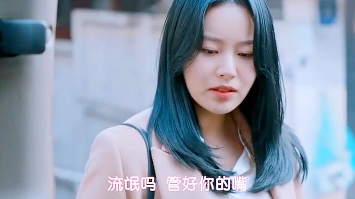 الشخصية النسائية الثانية توجّه مرة أخرى ركلتها الخارقة لأوراكي لين تشو جيون، تمامًا كما فعلت في السا