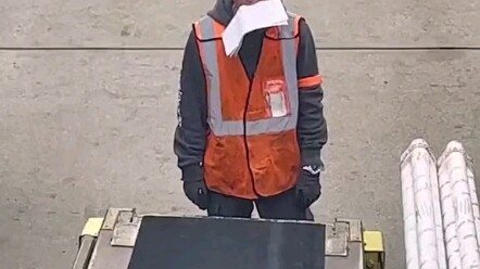 Kalau hidup terlalu berat, maka mari kita ucapkan selamat menikmati waktu pulang kerja.