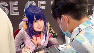 带大家感受一下今天见面会的现场签赠！最后有我和到场的直播间家人们的合影，你们大热天跑来人挤人还站了一下午真的是太让人心疼了。