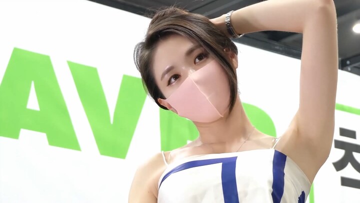 ลุคเดินแฟชั่นโชว์รถของคิมเซโอฮาในเสื้อสายเดี่ยวกับฮอตแพน츠