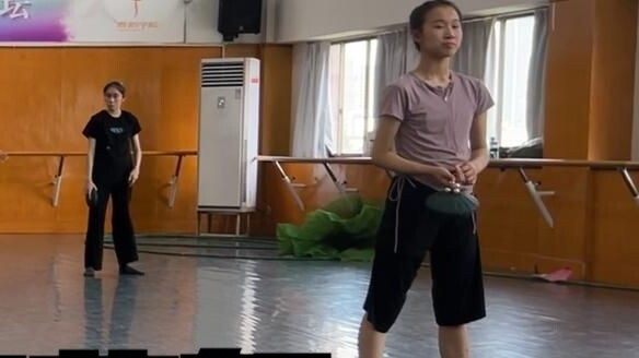 Sorotan ruang latihan "Lotus Drum Yue Song", detail pengajaran guru