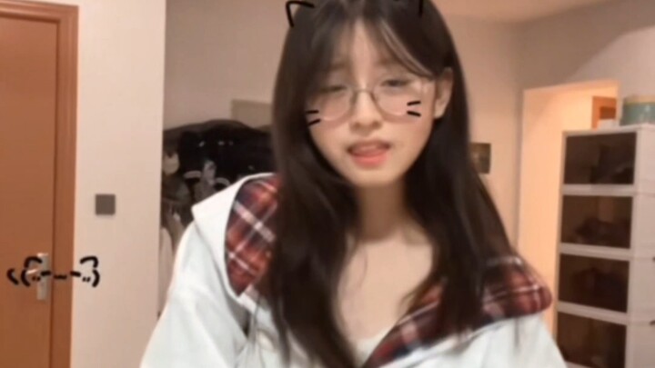 Coba lihat, adik kelas SMA dari sekolah mana nih lagi joget duo merpati? Hahaha!