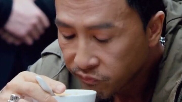 "Kau tidak bisa lebih kejam lagi! Sup hot pot dengan Lao Baigan, siapa lagi yang bisa meminumnya sel
