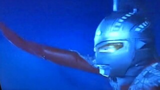 เกี่ยวกับแผ่นละเมิดลิขสิทธิ์ของ Kamen Rider Ultraman ฉันพบสามแผ่นในกล่องตาบอด?