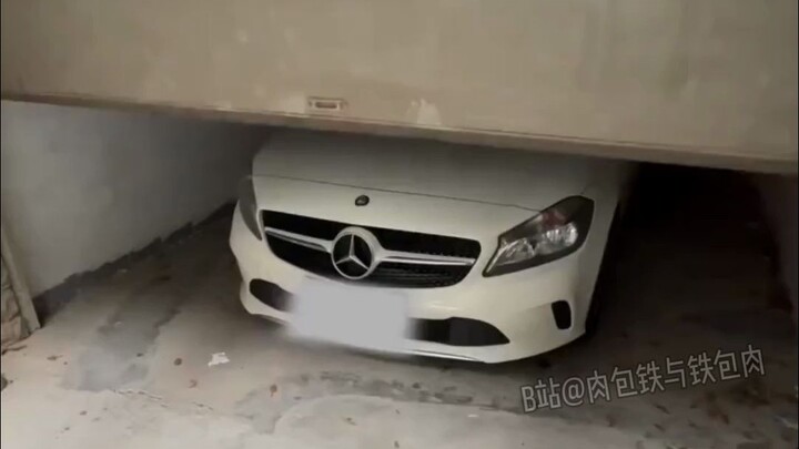 نانجينغ، تعرضت مرآب السيارات للاحتلال المتكرر من قبل سيارات مرسيدس، لذلك قام بإصلاح باب المرآب وإغلا