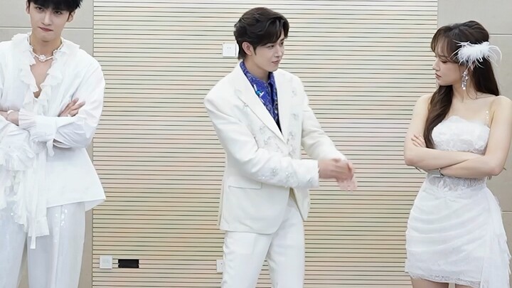 [Cheng Xiao] coaches Tian Jiarui in dancing~~