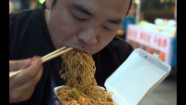 Mì xào thịt hộp đường phố cực hời