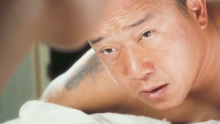 看纹身，开始我还有点怕，但是一抬头，曾志伟，我瞬间就不怕了！