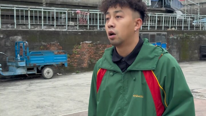 Khoảng cách giữa chúng ta quá lớn, không chỉ riêng bóng rổ.