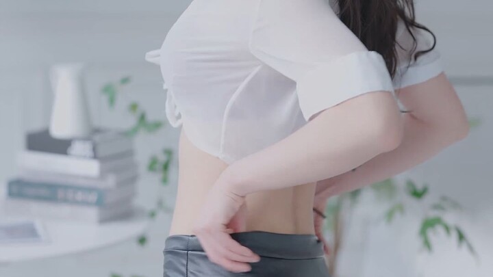 การแต่งตัวด้วยถุงเท้าขาวและเดรสสายเดี่ยวของคุณสาว ChoiApple