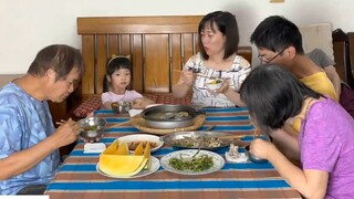 Lần đầu tiên nhà chồng Đài Loan ăn bông thiên lý xào thịt bò _ 9