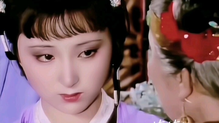 Meski Lin Daiyu yang diperankan Chen Xiaoxu bukan yang tercantik, namun pesona murungnya justru pali