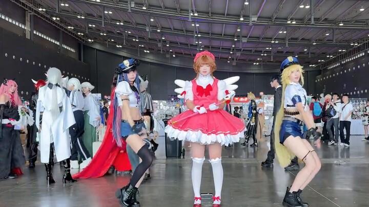 Bergoyanglah bersama para wanita cantik di konvensi komik!