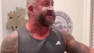 Ông bố nước ngoài bắt chước khoảnh khắc nổi tiếng của con mình