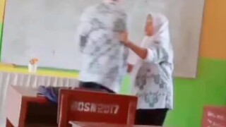 pertengkaran ayank.   enaknya sekolah ada hiburan gratis 😂😂🦊👍👍