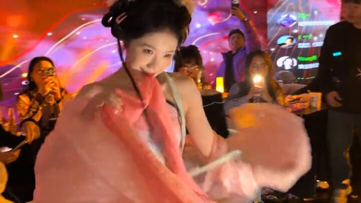 Anggur di antara bunga, bulan di dunia ini, mengapa Tuan tidak tinggal sejenak untuk menikmati secan