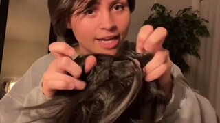 Siswi berambut pendek berbagi tips memakai jepit hiu untuk sanggul