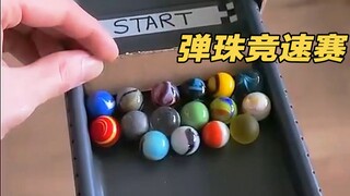 Dalam lomba kelereng yang mendebarkan ini, coba tebak bola mana yang menjadi juaranya?