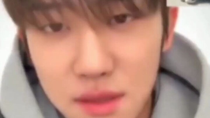 Xu Minghao đã thực hiện điệu nhảy cử chỉ giống như Ning Yizhuo trong nhóm trưởng nhóm làm việc của H
