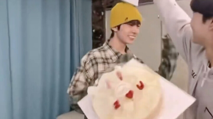 ฉันเกลียดจริงๆ ที่ไอดอลเกาหลีทำเค้กหล่นพื้น เพราะส่วนใหญ่พวกเขากะเอาไว้แล้ว