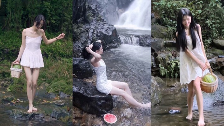 Di antara pegunungan dan perairan, gadis yang bermain air itu! Begitu cantik!
