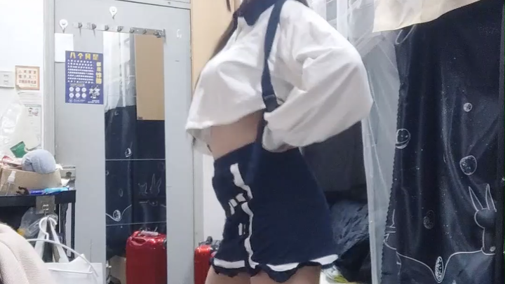 Tận hưởng việc di chuyển giữa các phòng ký túc xá một mình