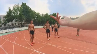 المدرب يقود الطلاب بنفسه لركض 300 متر، دعونا نرى كم يمكنني أن أركض!