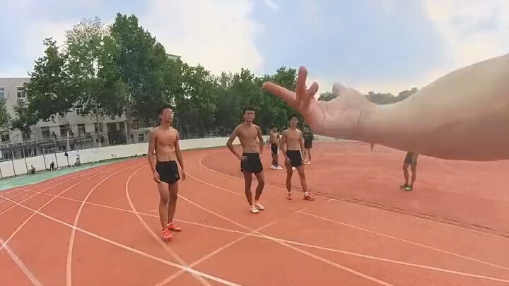 教练亲自带学生跑300米，看看我能跑多少！