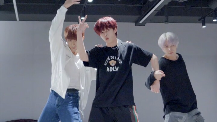 ฉันได้ตัดต่อคลิปเบื้องหลังห้องซ้อมเพลง Phantom ของ WayV มาสร้างเป็นเดโมเพลงคร่าวๆ